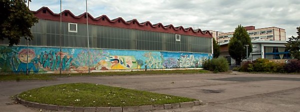 Der Platz hinter der Turnhalle am Weißdornweg soll weiter als Festplatz entwickelt werden. Die halbrunde Grasinsel muss dafür weichen. Foto: Holger John